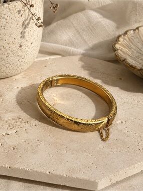 Vintage Gold Engraved Hinged Bangle Bracelet